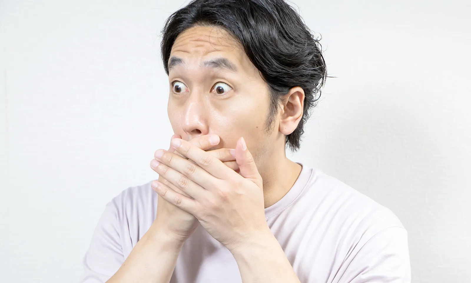 目を見張り口元を押さえておののくスタッフ